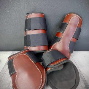 Protections des membres, en cuir doublé mousse.
