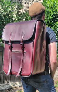 Sac à dos en cuir réalisé à la main de la découpe à la couture. gabarit unique.