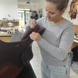 Selle sur-mesure Fleur de cuir, réalisée lors de ma formation.