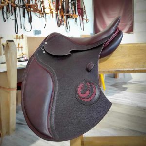 Selle réalisée entièrement à la main sans machines !