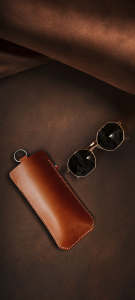 Pochette en cuir pleine fleur tannage végétal pour lunettes.  Couture main au point sellier.