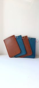 Pochette en cuir tannage végétal, et crochet pour attache de cou ou décoration. Couture main au point sellier.