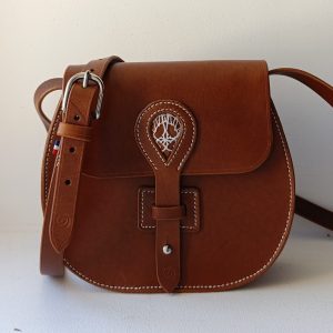 Sac à main en cuir pleine fleur tannage végétal, dentelle certifiée véritable, de Haute-Loire.Couture main au point sellier.