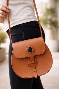 Sac en cuir tannage végétal, insert rond personnalisable. Couture main au point sellier.