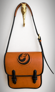 Sacoche en cuir pleine fleur tannage végétal, logo Fleur de cuir doublure pailletée. Entièrement réalisé à la main de la découpe à la couture au point sellier.