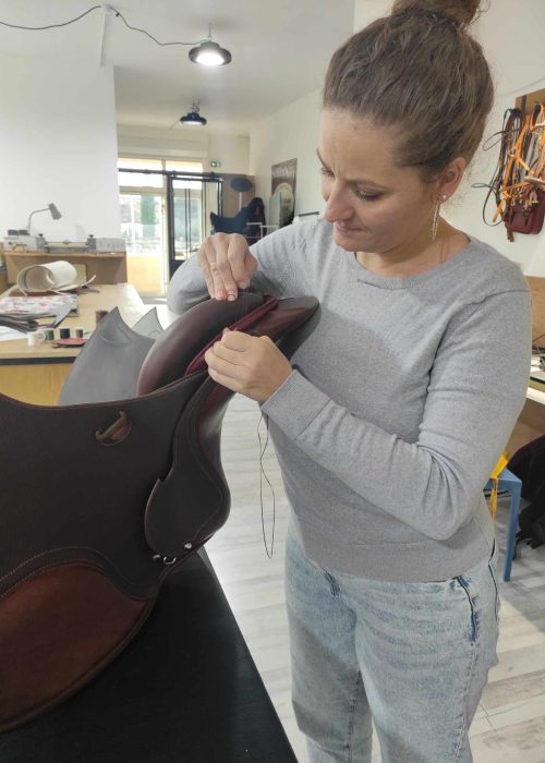 Selle sur-mesure Fleur de cuir, réalisée lors de ma formation.